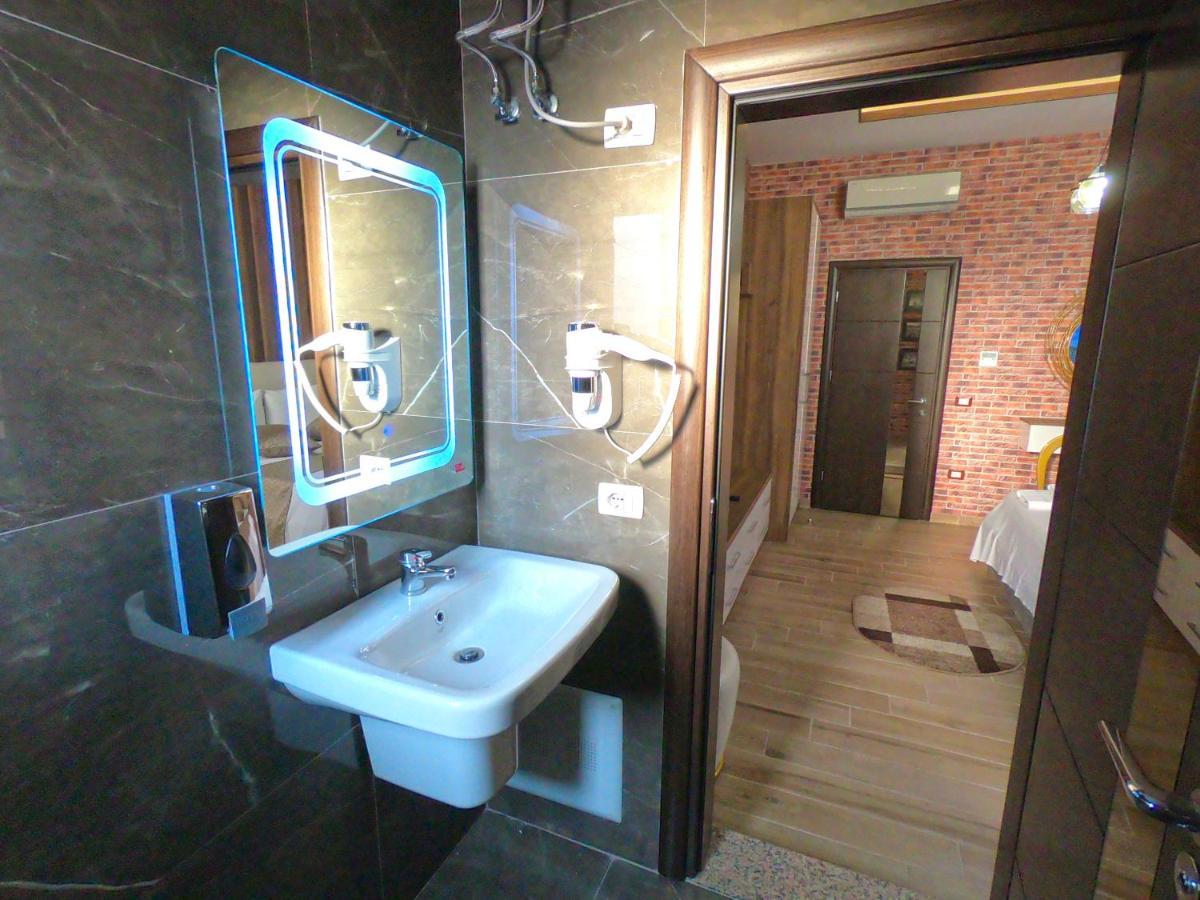 Hotel St.Pauli Shkodër エクステリア 写真