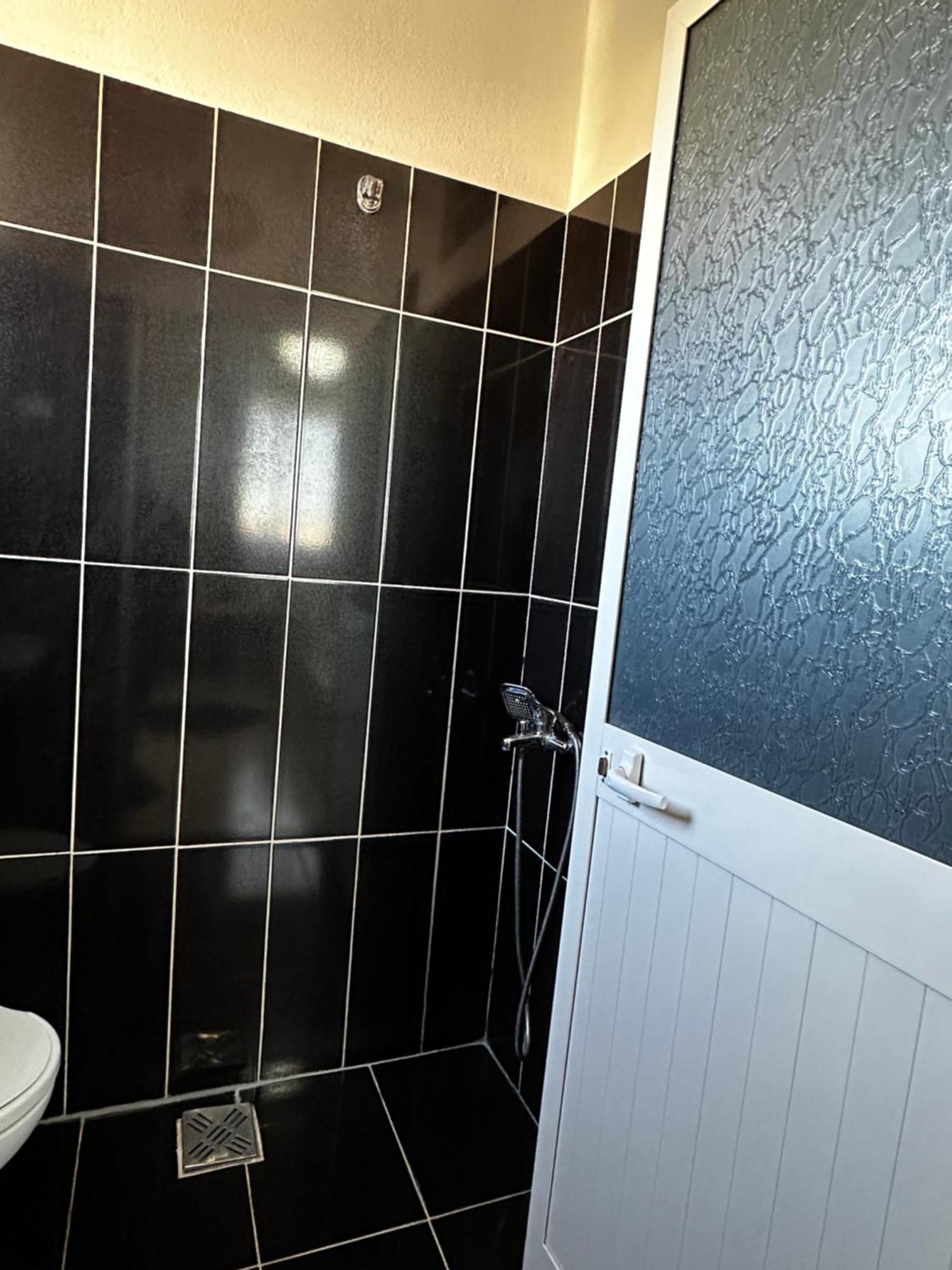 Hotel St.Pauli Shkodër エクステリア 写真