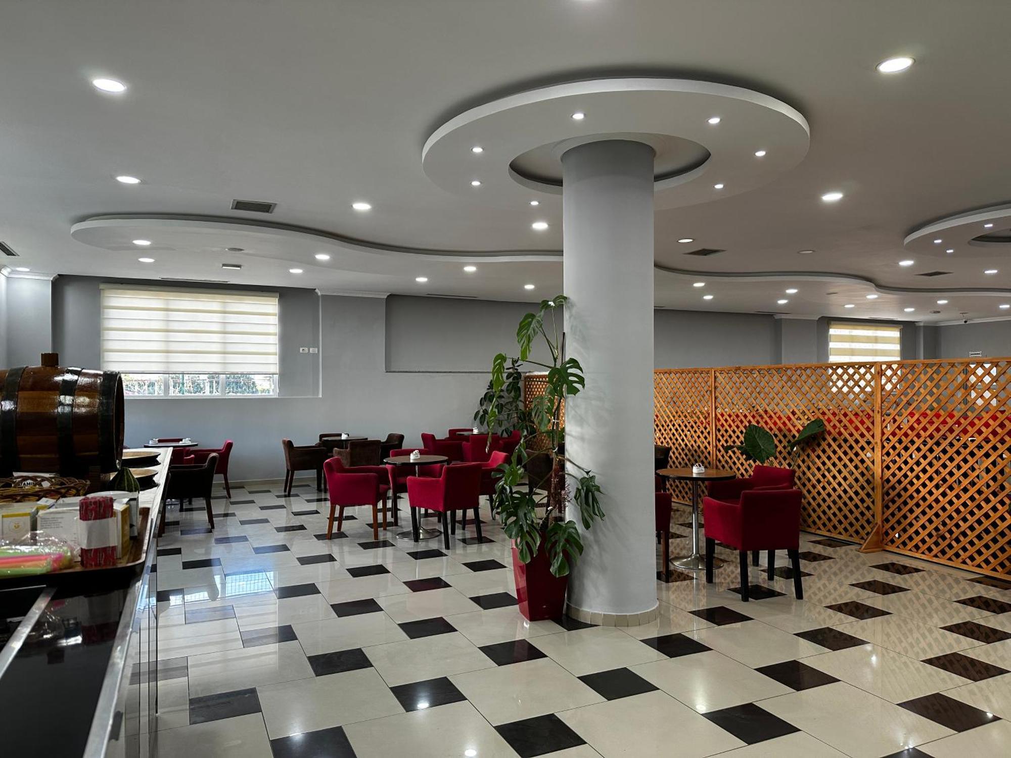 Hotel St.Pauli Shkodër エクステリア 写真